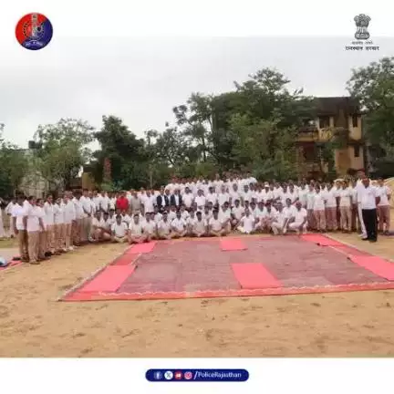 अंतर्राष्ट्रीय योग दिवस 2025: राजस्थान पुलिस का "एक पृथ्वी, एक स्वास्थ्य" का संकल्प!

पुलिस मुख्यालय राजस्थान, राजस्थान पुलिस अकादमी और पुलिस दूरसंचार लाइन जयपुर परिसर में अधिकारियों व जवानों ने किया योग अभ्यास।
