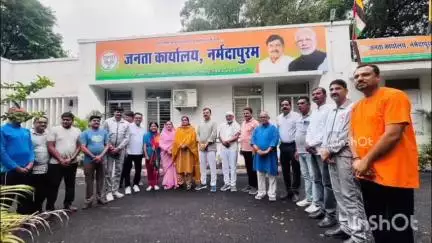 होशंगाबाद नगर: नर्मदापुरम: सांसद के जनता कार्यालय में स्कूल शिक्षा मंत्री राव उदय प्रताप सिंह का सांसद ने किया स्वागत