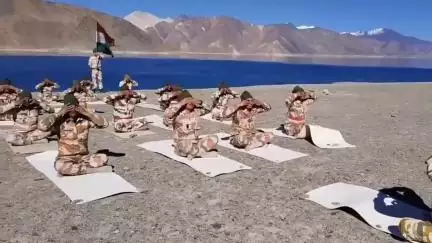 ITBP के जवानों ने लद्दाख में 14,100-14,200 फीट की ऊंचाई पर चार्तसे बॉर्डर आउटपोस्ट के पास योग अभ्यास किया।