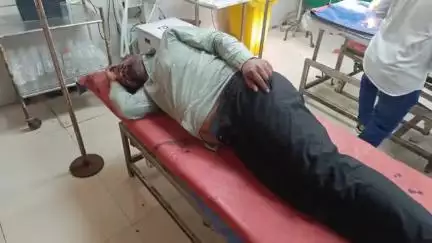 વલસાડ: વાપી ડુંગરા પોલીસ સ્ટેશનમાં અરજીના નિકાલ માટે આવેલા અરજદારોને પોલીસ કર્મચારીએ માર મારતા વલસાડ સિવિલ હોસ્પિટલ ખસેડાયા