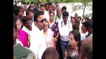 ಕುಂದಗೋಳ: ಅವಳಿ ಮಕ್ಕಳು ಸಾವನ್ನಪ್ಪಿದ ಕೆರೆಗೆ ತಂತಿ ಬೇಲಿ ಹಾಕಿಸುವಂತೆ ಗ್ರಾಮದಲ್ಲಿ ಸಚಿವ ಸಂತೋಷ್ ಲಾಡ್ ಗೆ ಗ್ರಾಮಸ್ಥರ ಆಗ್ರಹ