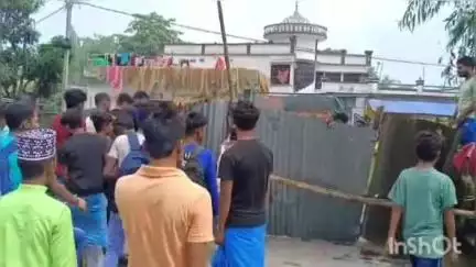 হরিশ্চন্দ্রপুর ২: পঞ্চায়েত প্রধানকে আটকে রেখে রাস্তা অবরোধ করে কালিতলা মোবারকপুর এলাকায় রাস্তার দাবীতে বিক্ষোভ