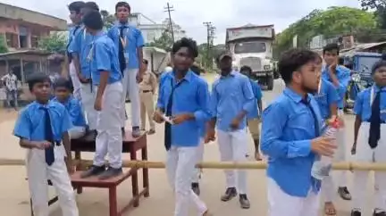 সোনামুড়া: শিক্ষক সহ একাধিক সমস্যা সমাধানের দাবিতে পড়ুয়াদের সোনামুড়া আগরতলা সড়ক #jansamasya