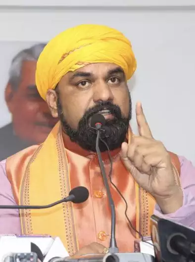 तेजस्वी यादव के 'पॉकेटमार' बयान पर सम्राट चौधरी का वार, अमिताभ बच्चन की फिल्म के इस डायलॉग से कर दी तुलना