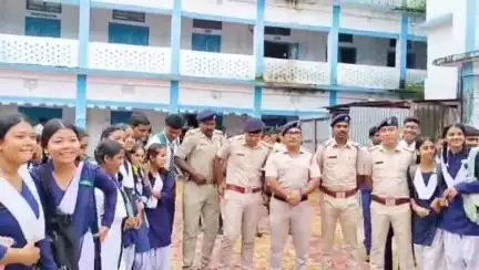 কালচিনি: মাদক বিরোধী অভিযান নিয়ে দলসিংপাড়া গণেশ বিদ্যালয়ে পড়ুয়াদের মধ্যে সচেতনতা অভিযান পুলিশের, উপস্থিত জেলা পুলিশ সুপার