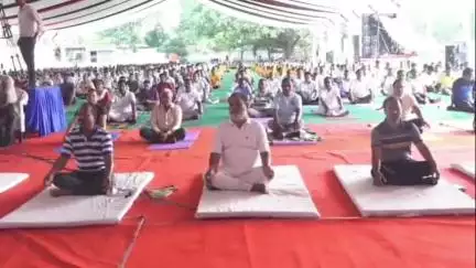 ନୂଆପଡା: ସ୍ଥାନୀୟ ମିନି ଷ୍ଟାଡିୟମ ଠାରେ ଜିଲ୍ଲା ସ୍ତରୀୟ ଆନ୍ତର୍ଜାତିକ ଯୋଗ ଦିବସ ପାଳିତ, ଯୋଗଦେଲେ ଜିଲ୍ଲାପାଳ