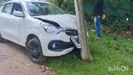 ಚಿಕ್ಕಮಗಳೂರು: ಕಂಬಕ್ಕೆ ಡಿಕ್ಕಿ ಹೊಡೆದು ಲೈಟ್ ಕಂಬವನ್ನೇ ಧರ ಧರನೇ ಎಳೆದೊಯ್ದ ಕಾರು, ಚಾಲಕ ಜಸ್ಟ್ ಮಿಸ್