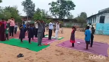 उदयपुर धरमजयगढ़: धरमजयगढ़ के शाहपुर, ससकोबा सहित विभिन्न ग्रामीण क्षेत्रों में योग दिवस पर किया गया योगाभ्यास