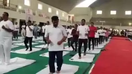 कवर्धा: अंतर्राष्ट्रीय योग दिवस पर PG कॉलेज डोम में हुआ भव्य 'योग संगम', डिप्टी सीएम सहित हजारों नागरिकों ने किया योग