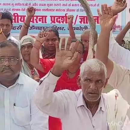 ऊंचाहार: तहसील ऊंचाहार में विश्व दलित परिषद के बैनर तले सरकारी जमीनों पर कब्जे के विरोध में धरना प्रदर्शन जारी