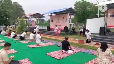 साबला: एक पृथ्वी, एक स्वास्थ्य थीम पर साबला व आसपुर में योग कार्यक्रम का हुआ आयोजन, बच्चों, बुजुर्गों व महिलाओं ने किया योग