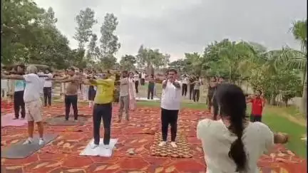 नवाबगंज: पलिया मसूदपुर में योग दिवस के अवसर पर सपा के राष्ट्रीय सचिव एवं पूर्व कैबिनेट मंत्री ने किया योग