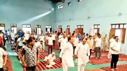 शिकोहाबाद: शिकोहाबाद के ए.के महाविद्यालय में मनाया गया योग दिवस, शरीर को चुस्त और दुरुस्त रखने का दिया गया संदेश