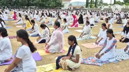 வாணியம்பாடி: மருதர் கேசரி ஜெயின் மகளிர் கல்லூரியில் சர்வதேச யோகா தினத்தை முன்னிட்டு மாணவிகள் பேராசிரியர்கள் ஒன்றிணைந்து யோகா பயிற்சி