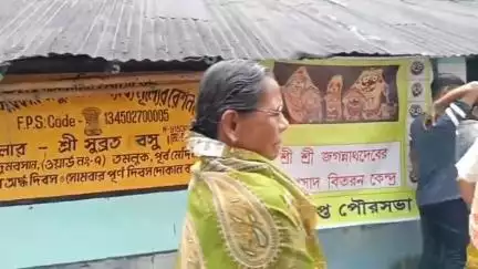 তমলুক: জগন্নাথ দেবের প্রসাদ তাম্রলিপ্ত পৌরসভার ২০টি ওয়ার্ডে রেশনের মাধ্যমে বিতরণ শুরু উপস্থিত ছিলেন পৌরসভার চেয়ারম্যান