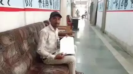 नरसिंहपुर: व्हाट्सएप से धोखाधड़ी का शिकार गाडरवारा का युवक पहुंचा एसपी ऑफिस