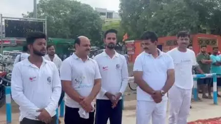 सिवान: सिवान रेलवे स्टेशन पर योग शिविर का आयोजन, यात्रियों को स्वास्थ्य का संदेश दिया गया