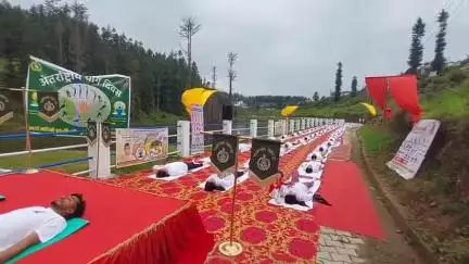 लोहाघाट: नगर और ग्रामीण क्षेत्रों में 11वें अंतर्राष्ट्रीय योग दिवस को धूमधाम से मनाया गया, लोगों ने योग करने का संकल्प लिया