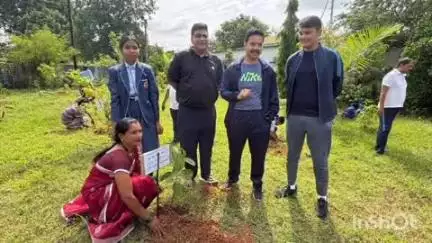 दंतेवाड़ा: अंतरराष्ट्रीय योग दिवस पर कारली में 'एक पेड़ मां के नाम' अभियान के तहत बच्चों ने अपनी मां के साथ किया वृक्षारोपण