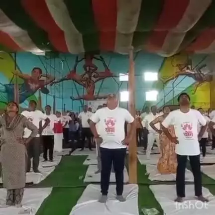 बालोद: अंतर्राष्ट्रीय योग दिवस के अवसर पर बालोद के गंजपारा स्थित इण्डोर स्टेडियम में जिला स्तरीय योग दिवस का आयोजन