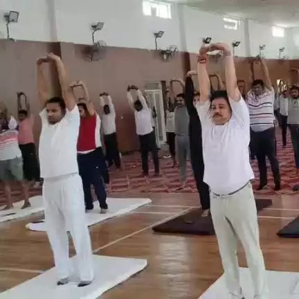 चुनार: आयुष्मान आरोग्य मंदिर, सीखड़ चुनार में योग संगम कार्यक्रम का आयोजन किया गया