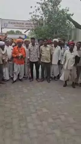 बाड़मेर: किसानों ने बाड़मेर सेंट्रल कोऑपरेटिव बैंक के बाहर किया प्रदर्शन, 63 किसानों के लाखों रुपए अटके