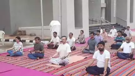 નડિયાદ: જિલ્લા કાનૂની સેવા સત્તા મંડળ દ્વારા જિલ્લા ન્યાયાલય ખાતે આંતરરાષ્ટ્રીય યોગ દિવસની ઉજવણી કરાઈ.