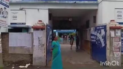 বারাসাত ১: পাবলিক অ্যাপ এর খবরের জেরে তুলসীর মালা নাপড়ে আসার নির্দেশিকা তুলে নিল যোগেন্দ্রনাথ বালিকা বিদ্যালয় এর প্রধান শিক্ষিকা