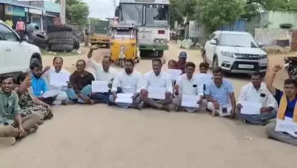 ఖానాపూర్: ఖానాపూర్ లోనే ఇంటిగ్రేటెడ్ స్కూల్ నిర్మించాలని అఖిలపక్షాల ఆధ్వర్యంలో ధర్నా,రాస్తారోకో