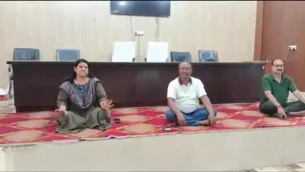 चुनार: अंतर्राष्ट्रीय योग दिवस पर जमालपुर ब्लॉक सभागार में योग शिविर का आयोजन