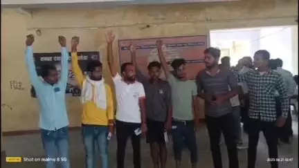 तमकुही राज: छपरा अहिरौली के ग्रामीणों ने प्रदर्शन किया, कोटेदार पर अंगूठा लगवाकर राशन न देने का आरोप लगाया