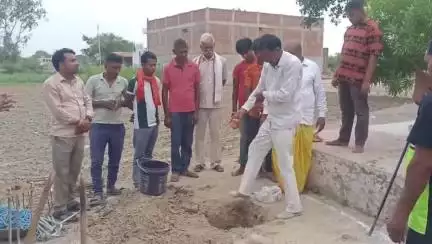 अपने जिला पंचायत क्षेत्र के ग्राम महमदपुर मजरा देवखरपुर स्थित दाढ़ी वीर बाबा मे हाई मास्ट लाइट लगाए जाने हेतु भूमि पूजन किया।