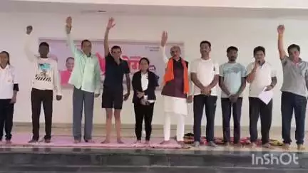 नवागढ़: नवागढ़ के सतनाम भवन में अंतर्राष्ट्रीय योग दिवस पर योग कार्यक्रम का आयोजन, एसडीएम दिव्या पोटाई रहीं मौजूद