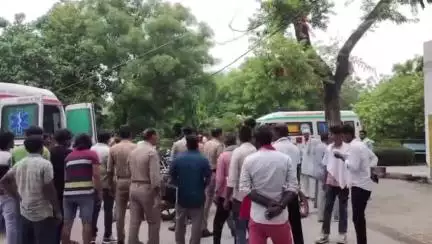 कालपी: कदौरा थाना क्षेत्र के पंडौरा गांव के पास तेज रफ्तार ट्रक ने बाइक सवार युवक को मारी टक्कर, जिला अस्पताल रेफर