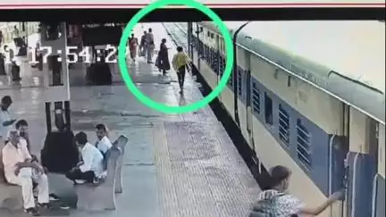 सासाराम: चलती ट्रेन में चढ़ने के दौरान गिरी महिला यात्री की जान बचाई गई