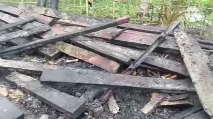 ডুমডুমা: দিৰাক থাপাবাৰীত অগ্নিকাণ্ডৰ ঘটনা, সম্পূৰ্ণৰূপে ভস্মীভূত হয় এটা বাসগৃহ