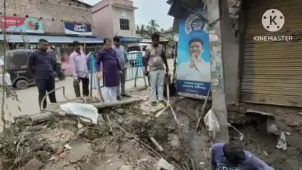 বজবজ ২: নোদাখালী নতুন রাস্তা মোড়ে PHE এর পানীয় জলের পাইপলাইন মেরামতের কাজ সরজমিনে খতিয়ে দেখেন বুচান ব্যানার্জি
