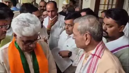 कोल: कलेक्ट्रेट में खिलाड़ियों ने प्रभारी मंत्री का रास्ता रोककर क्रीड़ा अधिकारी की शिकायत की, डीएम को कार्रवाई के आदेश दिए