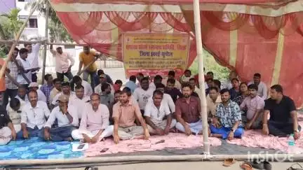 सुपौल: डिग्री कॉलेज के पास आवास कर्मियों ने मांगों को लेकर किया धरना प्रदर्शन