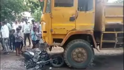 रावेर: सावखेडा लोहारा रस्त्यावर दुचाकीला डंपरची धडक ५५ वर्षीय इसम जखमी,जखमीस फैजपूर येथील खाचणे रुग्णालयात केले दाखल