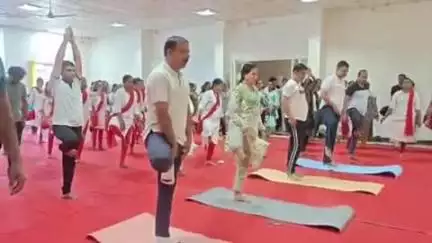 मानगाव: माणगाव तहसील कार्यालयाच्या सभागृहात जागतिक योगदिनानिमित्त मंत्री अदिती तटकरे यांनी उपस्थित राहून केले योगासने