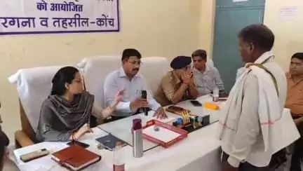 कौंच: कोंच विकासखंड कार्यालय सभागार में संपूर्ण समाधान दिवस में पहुंचे डीएम-एसपी, 42 फरियादियों ने दर्ज कराई शिकायतें