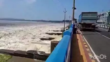 বরজোড়া: বড়জোড়া এলাকার দুর্গাপুর ব্যারেজ থেকে প্রায় ৭২৪৫০ কিউসেক জল ছাড়ল ডি.ভি.সি.