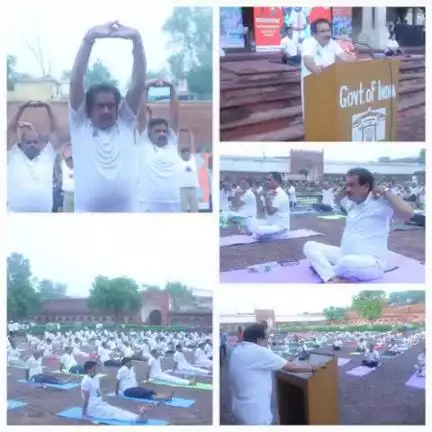 आज अंतरराष्ट्रीय योग दिवस 21 जून  2025 के अवसर पर माननीय केंद्रीय राज्य मंत्री प्रो. एस. पी. सिंह बघेल जी ने आगरा की ऐतिहासिक धरोहर आगरा किला परिसर में योग कर  एक सशक्त संदेश दिया।