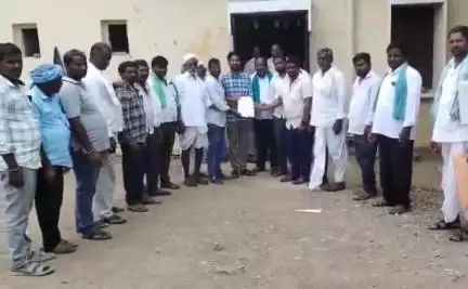 గాంధారి: సీతాయపల్లి గ్రామ చెరువును కబ్జా చేస్తున్న వారిపై చర్యలు తీసుకోవాలని కోరిన గ్రామస్తులు