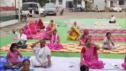 हमीरपुर: मुस्करा ब्लाक परिसर में 11वां अंतरराष्ट्रीय योग शिविर आयोजित किया गया