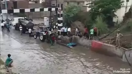 मिर्ज़ापुर: नटवा रेलवे ओवर ब्रिज के नीचे बारिश का पानी भरा, आवागमन में हो रही असुविधा, नगर पालिका की टीम पानी निकालने में जुटी