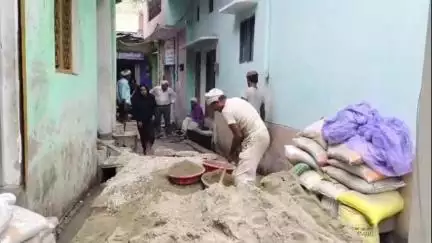 अमरोहा: अमरोहा शहर में सड़क निर्माण में बड़ा घोटाला, नियमों की उड़ रही धज्जियां, लोगों ने लगाया घटिया सामग्री का आरोप
