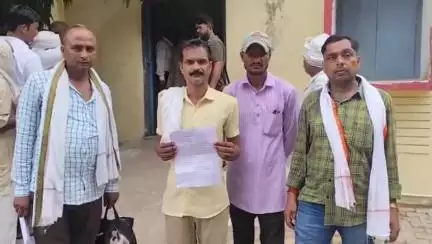 कौंच: ग्राम देवगांव में दबंगों ने सरकारी जमीन पर कब्जा कर मजार का किया निर्माण, ग्रामीणों ने डीएम से की शिकायत