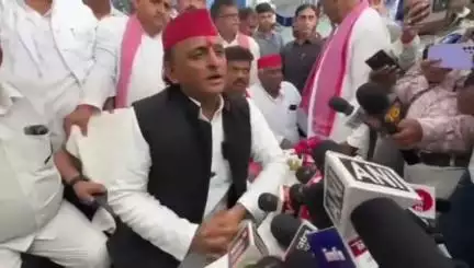 "समाजवादी पार्टी स्कूलों के मर्जर के फैसले के खिलाफ है। अगर स्कूल घर से दूर होगा तो बच्चे कैसे पहुंचेंगे, खासकर बेटियां